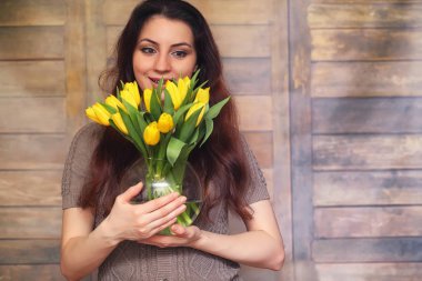 Bir buket Sarı laleler kızla. Bir hediye çiçek kız
