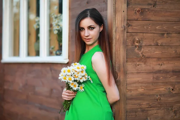 Belle fille aux cheveux roux avec un bouquet — Photo