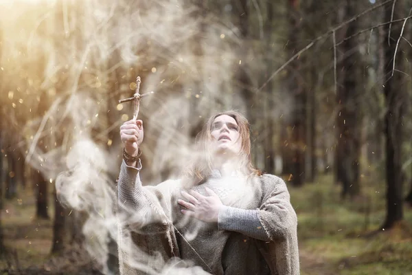 A reverenda ember tölti a rituális egy sötét erdőben — Stock Fotó