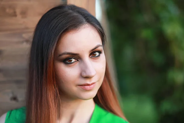 Hermosa chica con el pelo rojo con un ramo —  Fotos de Stock