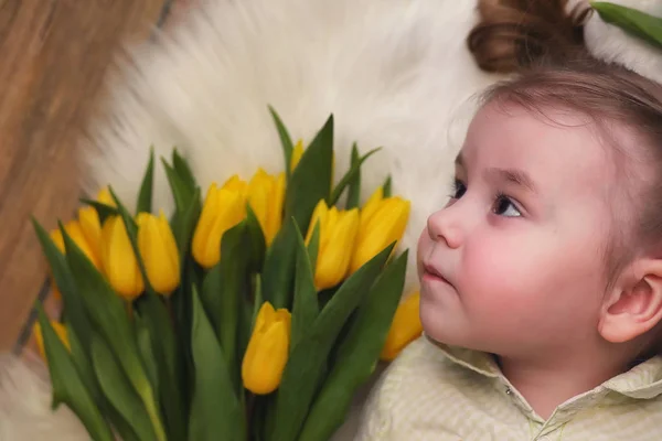 Lány, egy csokor sárga tulipánok. Egy ajándék a virág lány — Stock Fotó