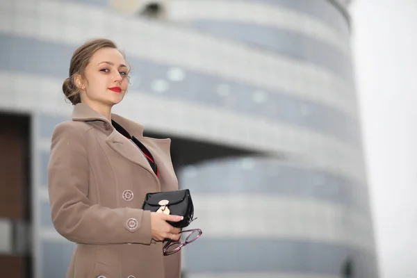 Femme d'affaires mignonne en plein air dans un costume sur la réunion — Photo