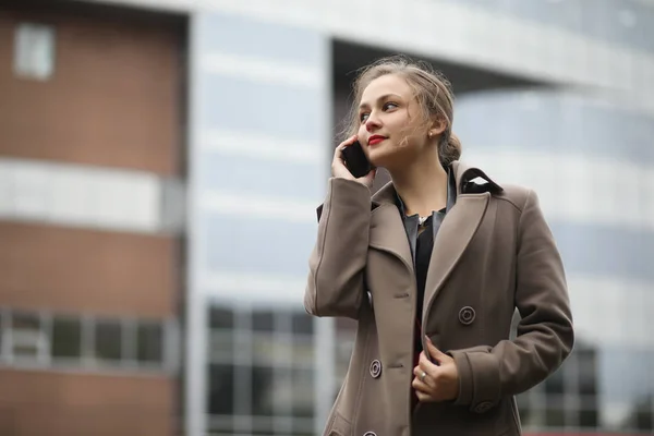 Linda mujer de negocios al aire libre en un traje en la reunión — Foto de Stock