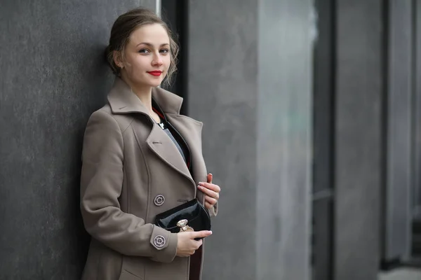 Niedliche Geschäftsfrau im Freien in einem Anzug bei einem Treffen — Stockfoto