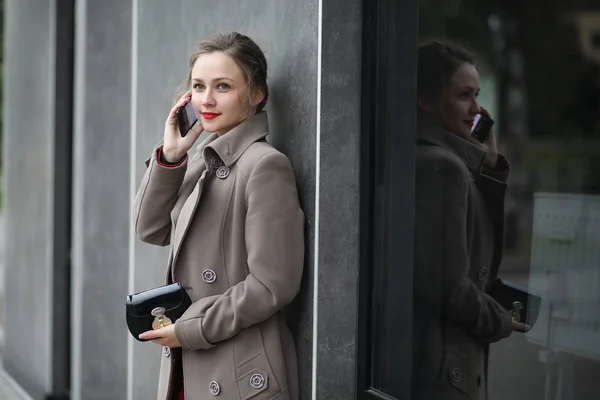 Femme d'affaires mignonne en plein air dans un costume sur la réunion — Photo