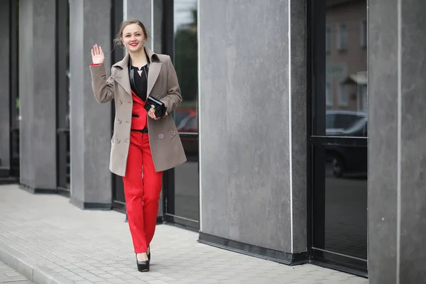 Ładna kobieta odkryty w garniturze na spotkanie — Zdjęcie stockowe