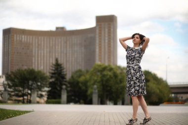 Elbiseler için yürüyüşe kız güzel