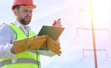 Enerji nakil hattı yakın alanlardaki bir elektrikçi. T