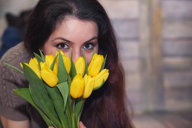 Bir buket Sarı laleler kızla. Bir hediye çiçek kız