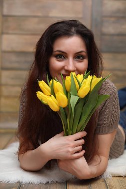 Bir buket Sarı laleler kızla. Bir hediye çiçek kız