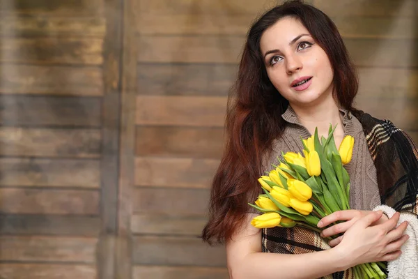 Mädchen mit einem Strauß gelber Tulpen. Mädchen mit einem Geschenk der Blume — Stockfoto