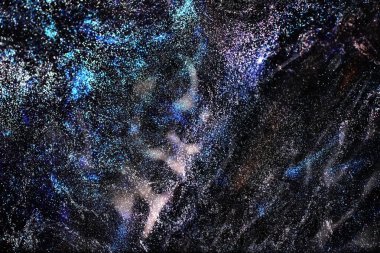 Evrenin uzak bir galakside bulutsu ve yıldız