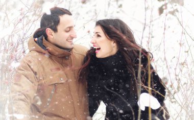 Sevgi dolu genç bir çift bir yürüyüş