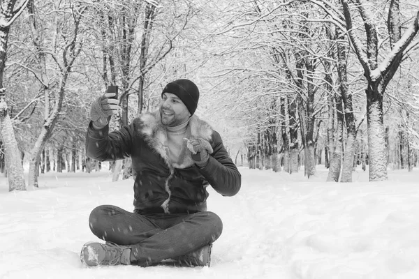Człowiek w zimowe ubrania na ulicy — Zdjęcie stockowe