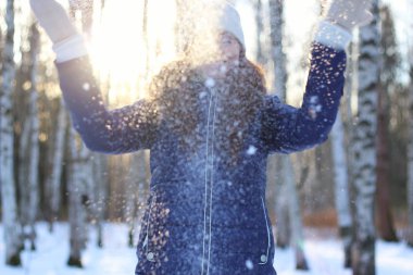 Kış portre erkek ormanda