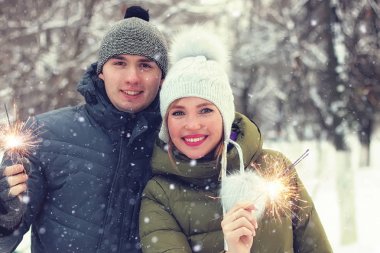 Genç çift aşıkların kış Parkta yürümek