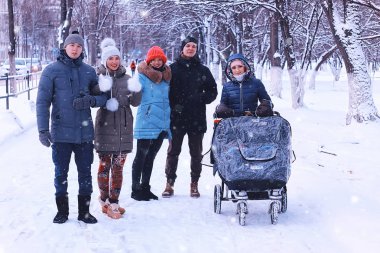 Havai fişekleri ile gençler grup üzerinde tatil