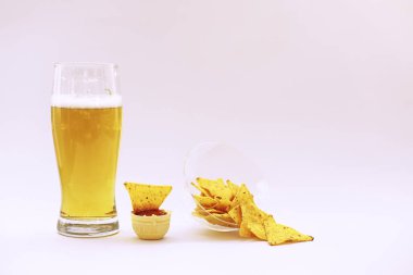 Kitaplar vintage ve light bira kupa yığını