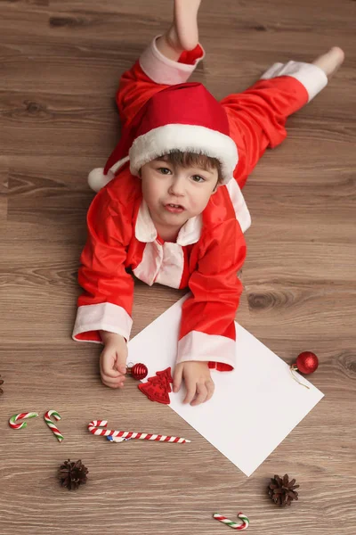 Małe dziecko pisania listu do Santa — Zdjęcie stockowe
