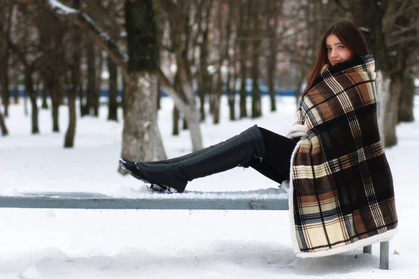 Fiatal gyönyörű lány téli havas napon — Stock Fotó