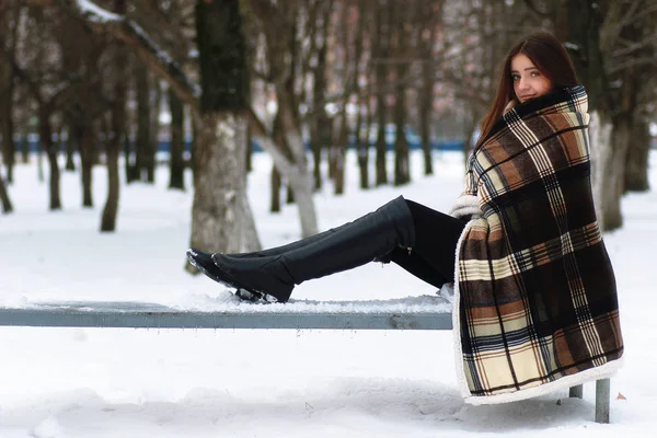 Junge schöne Mädchen im Winter verschneiten Tag — Stockfoto