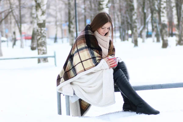 Молода красива дівчина в зимовий сніжний день — стокове фото