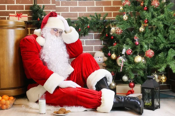 Mikołaj z choinką prezenty — Zdjęcie stockowe