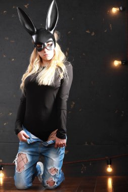 siyah bir maske bir kız