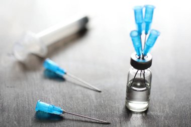 Ampül ve iğneler üzerinden bir tıbbi şırınga