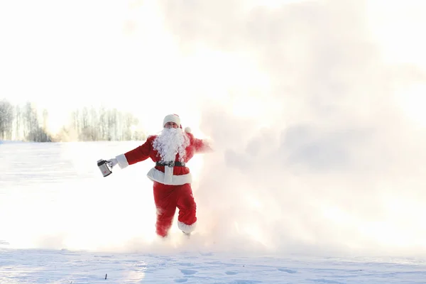 Pai Natal no campo de inverno. Santa névoa mágica está andando ao longo do th — Fotografia de Stock