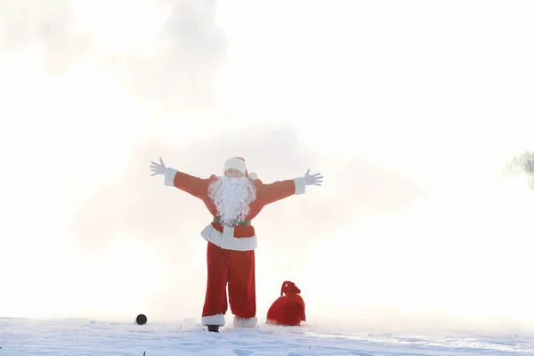 Weihnachtsmann im Winterfeld. Weihnachtsmann magischer Nebel wandert entlang th — Stockfoto