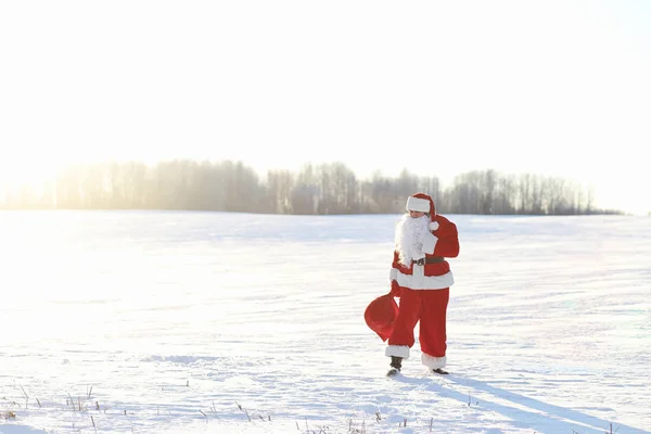 Pai Natal no campo de inverno. Santa névoa mágica está andando ao longo do th — Fotografia de Stock