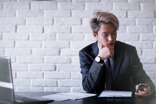 Unga asiatiska affärsman i vit skjorta och slips — Stockfoto