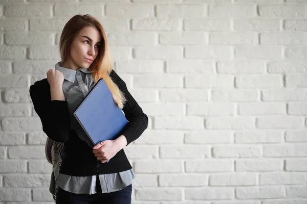 Joven chica rubia bonita estudiante —  Fotos de Stock