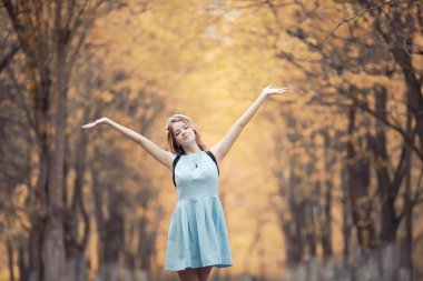 Bir yürüyüş ve sonbaharında genç kız 