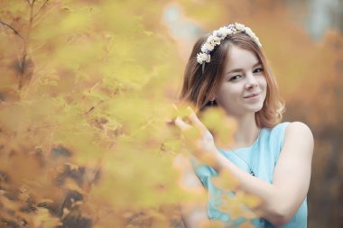 Bir yürüyüş ve sonbaharında genç kız 