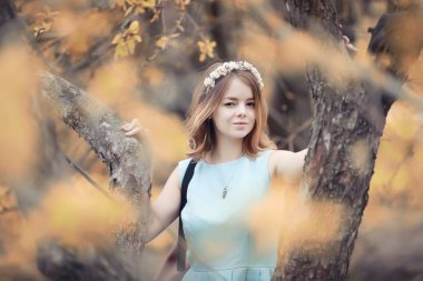 Bir yürüyüş ve sonbaharında genç kız 