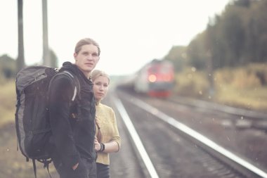 Bir sırt çantası ile yürüyerek seyahat