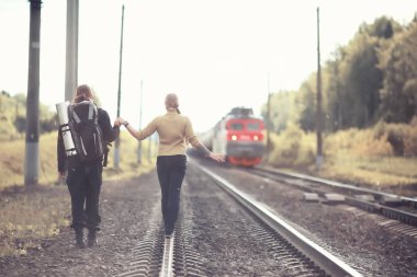 Bir sırt çantası ile yürüyerek seyahat