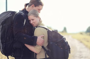Bir sırt çantası ile yürüyerek seyahat