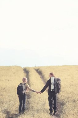 Bir sırt çantası ile yürüyerek seyahat