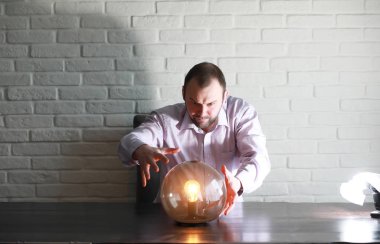 Bir fortune teller top olan bir adam