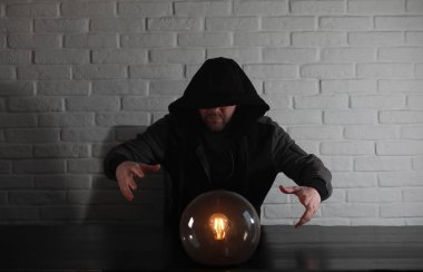 Bir fortune teller top olan bir adam