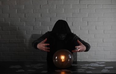 Bir fortune teller top olan bir adam