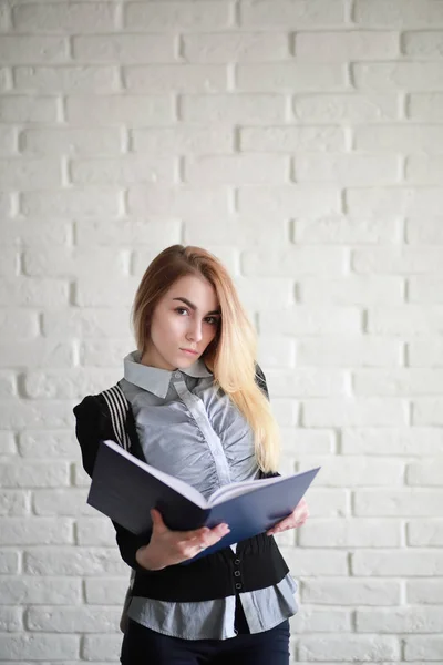 Ung Söt blond tjej student — Stockfoto