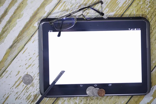 The graph of income growth. Electronic tablet with a graph of gr — Stock Photo, Image