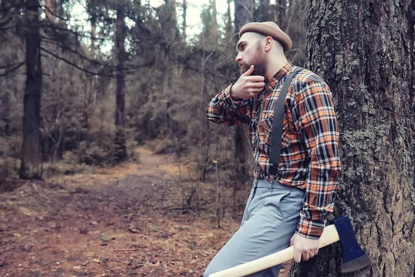 Otoño tiempo lluvioso y un joven con un paraguas — Foto de Stock