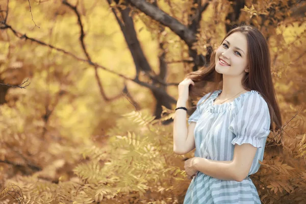 Bir yürüyüş ve sonbaharında genç kız 