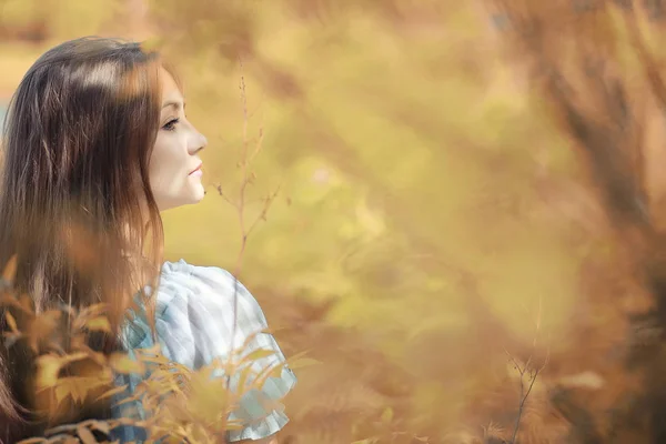 秋の公園を散歩中の若い女の子 — ストック写真