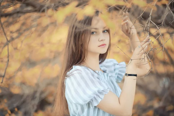 Chica joven en un paseo en el otoño — Foto de Stock